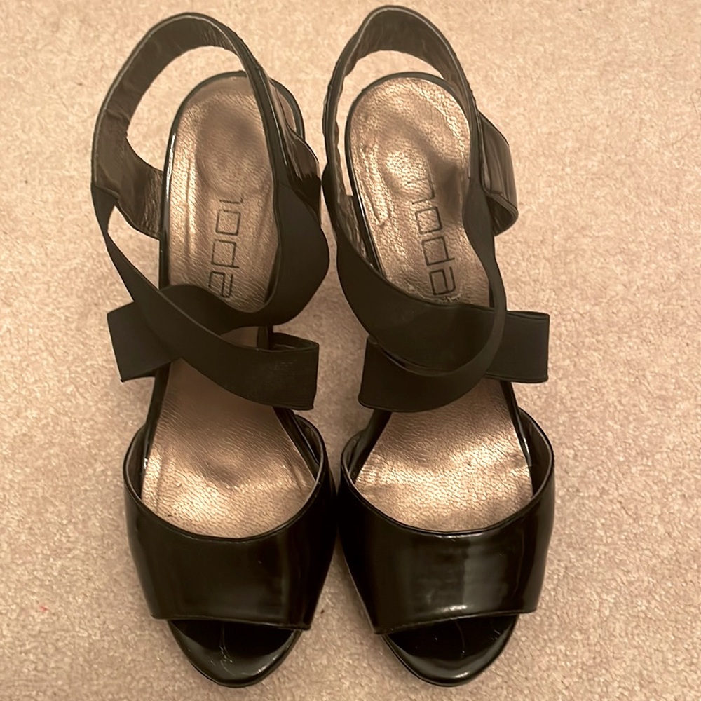 NODA BLACK PATENT HEELED SHOE